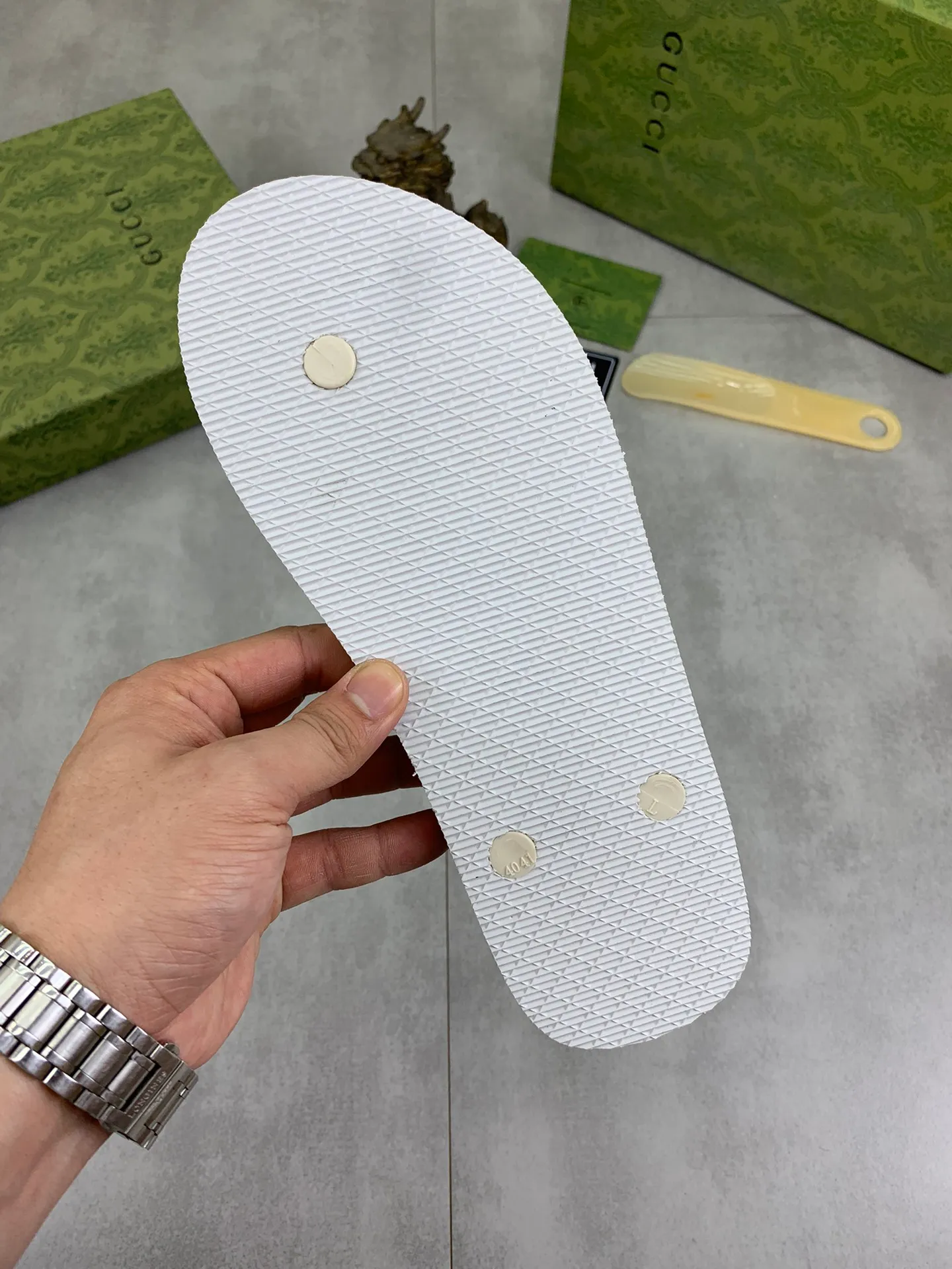 Men's men's shoes 💰P220💰【New style】🆘【GUCCI】Official website's popular Gucci adult couple 🧑‍🤝‍🧑 style, children's flip-flops are on sale at the counter simultaneously! Original fabric imported from Italy. Original bottom provided by the original factory. Size: Adult 36-45. Children’s size: 30-37. Multiple colors available.